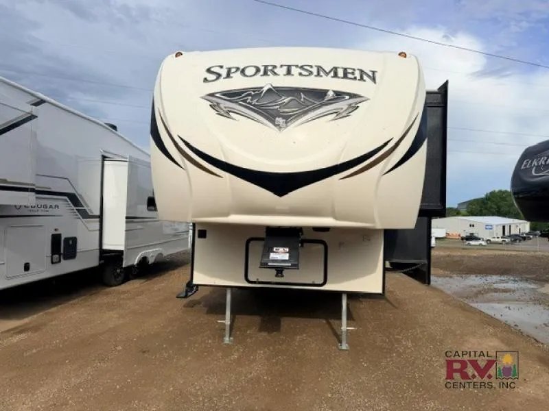 2016 KZ Sportsmen — front three-quarter view