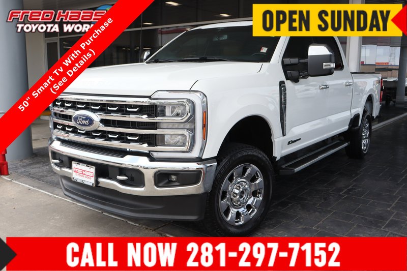 2024 Ford Super Duty F-250 4WD LARIAT 6.7T Diesel in Oxford White — front three-quarter view
