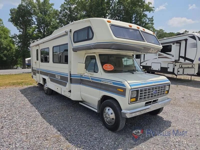 1989 Fleetwood RV Tioga — front three-quarter view