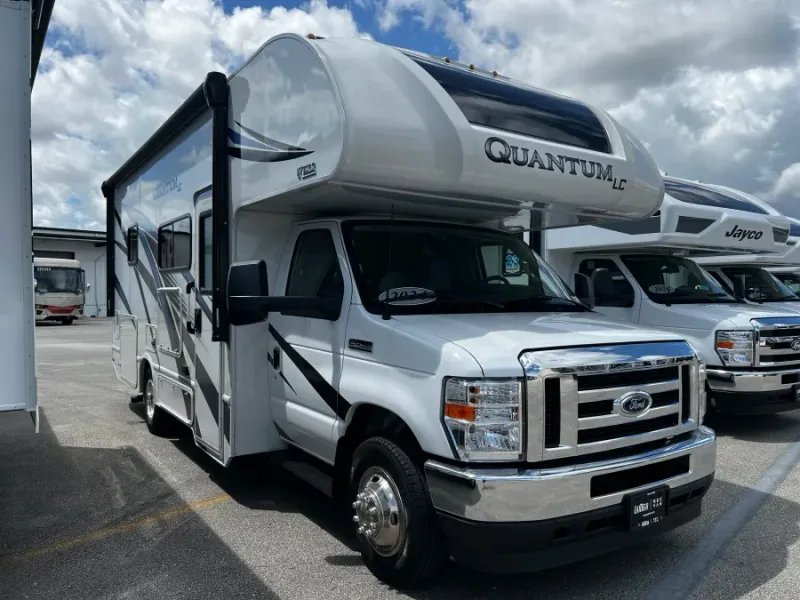 2024 Thor Motor Coach QUANTUM LC — front three-quarter view