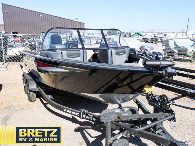2026 TRACKER Targa — front three-quarter view