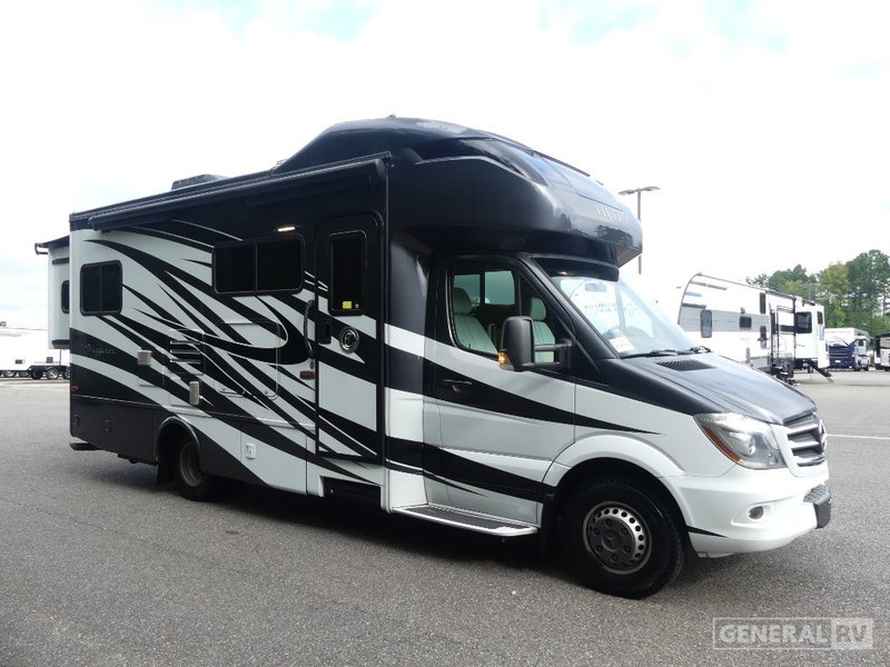 2017 Tiffin Wayfarer — front three-quarter view