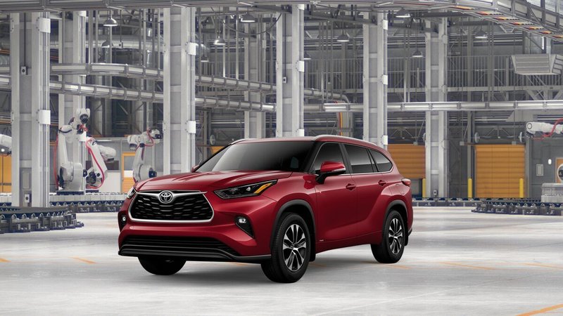 2026 Toyota Highlander Hybrid XLE in Ruby Flare Pearl — front three-quarter view