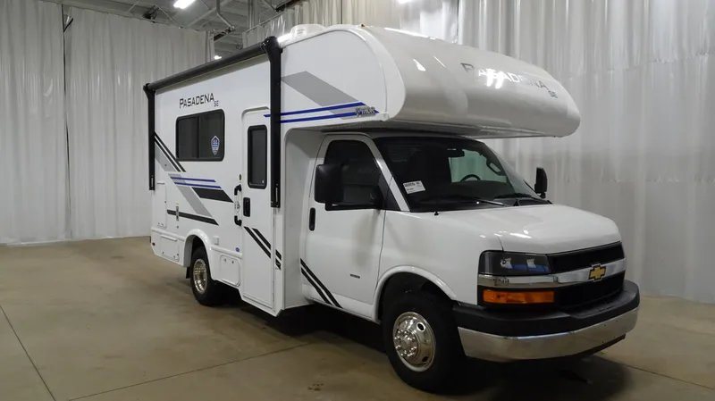 2026 Thor Motor Coach Pasadena SE — front three-quarter view