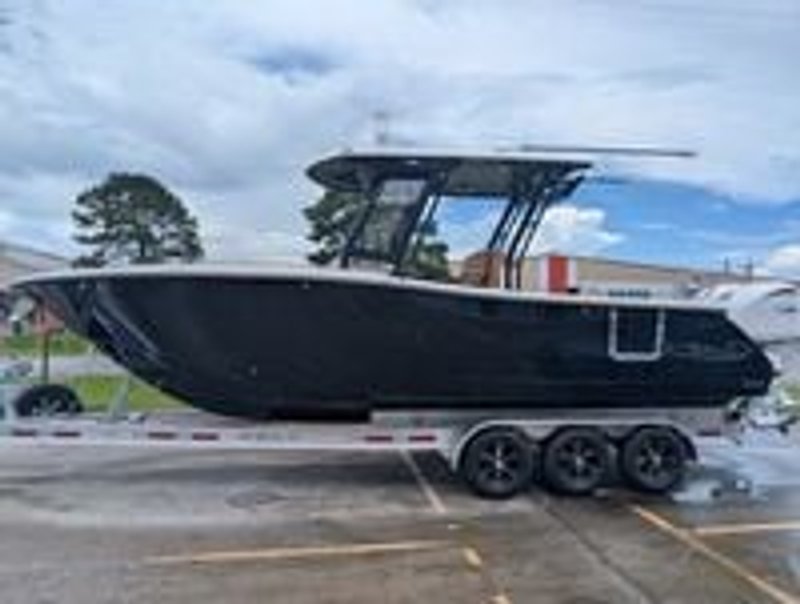 2025 Robalo 270 CC — front three-quarter view