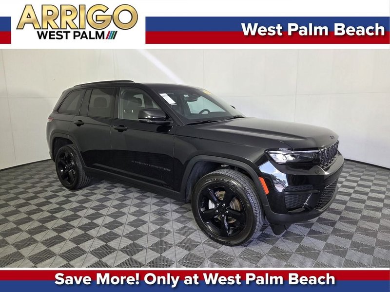 2024 Jeep Grand Cherokee Altitude X in Black — front three-quarter view
