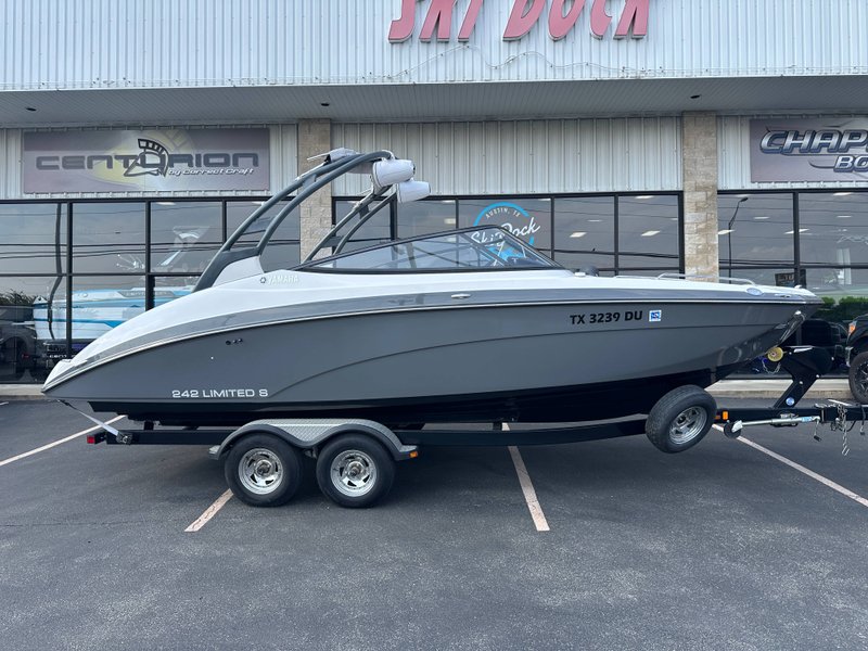 2016 Yamaha 242 Ltd S — front three-quarter view