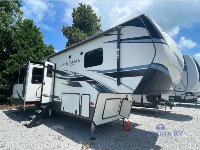 2021 Keystone Montana — front three-quarter view