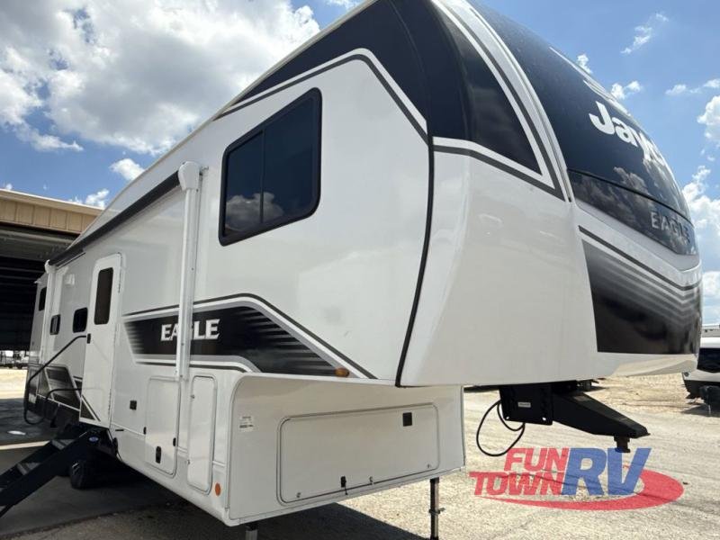 2025 Jayco Eagle HT — front three-quarter view