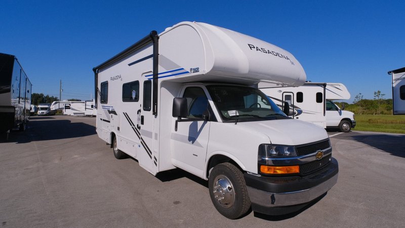 2026 Thor Motor Coach Pasadena SE — front three-quarter view