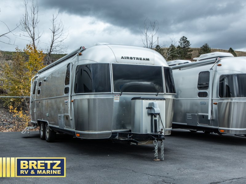 2017 Airstream International Signature — front three-quarter view