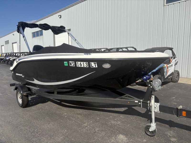 2023 Bayliner M17 NA — front three-quarter view