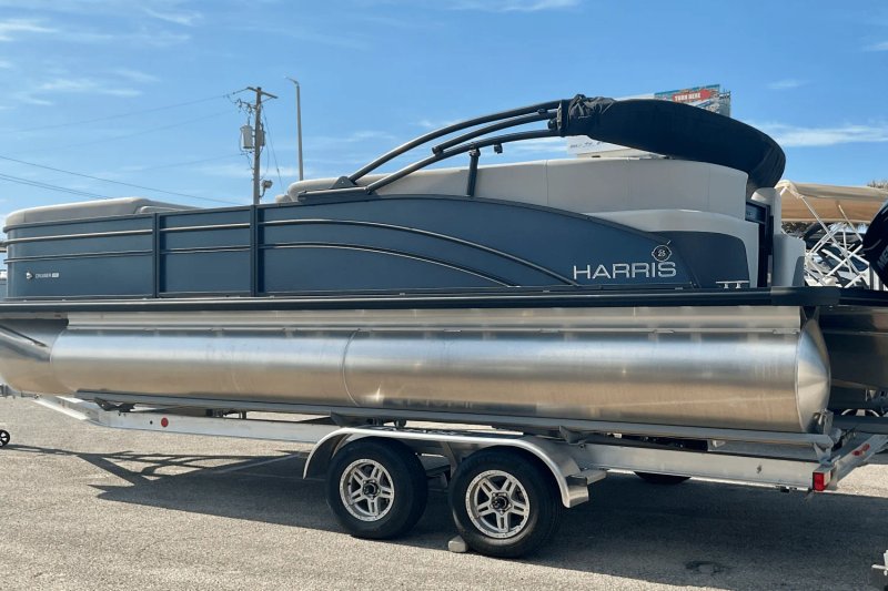 2025 Harris 230 Cruiser — front three-quarter view