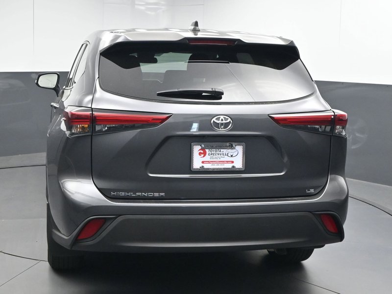 2022 Toyota Highlander LE SUV — front three-quarter view