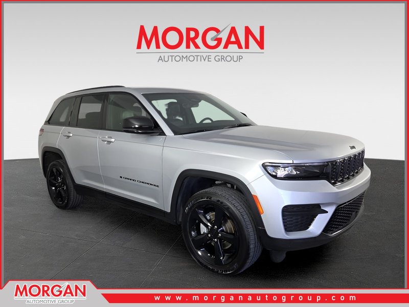 2025 Jeep Grand Cherokee Altitude in Silver — front three-quarter view