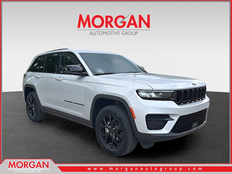 2024 Jeep Grand Cherokee Altitude in Silver Zynith — front three-quarter view