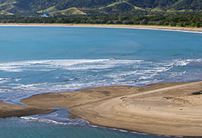 La Baie de la Roche Percée à Bourail