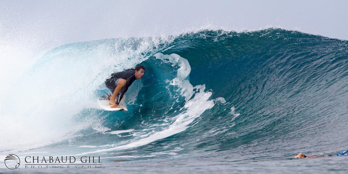 Manu sur sa planche de surf
