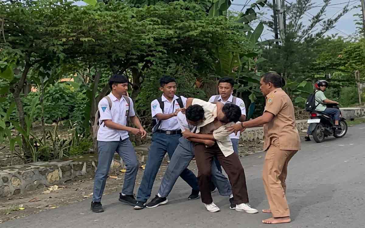 Tak Terima! 2 Satpam Dikeroyok Usai Tegur Siswa Merokok dan Panjat Pagar Sekolah di Polman