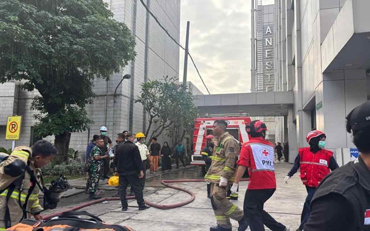 Heboh! 4 Petugas Damkar Tumbang Usai Terpapar Asap Kebakaran RSUD Soetomo