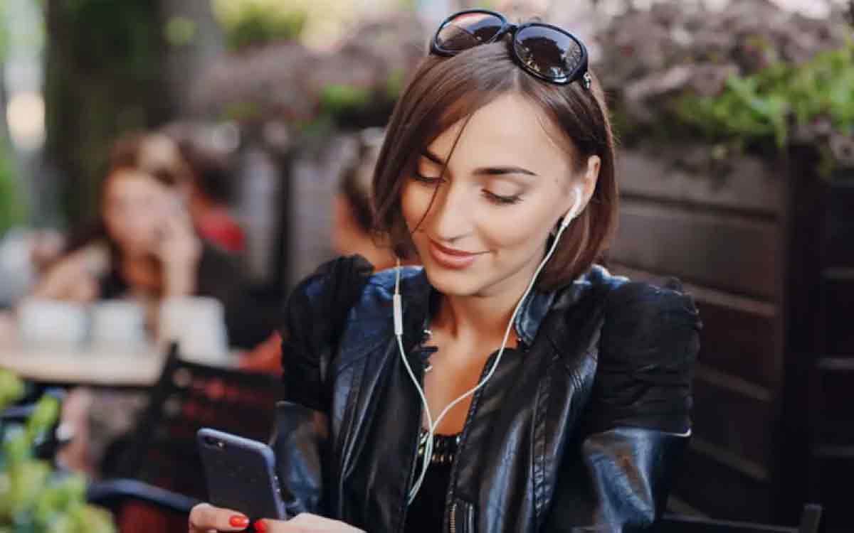 Bukan Ketinggalan Zaman, Ini Alasan Gen Z Suka Headphone Berkabel Lagi