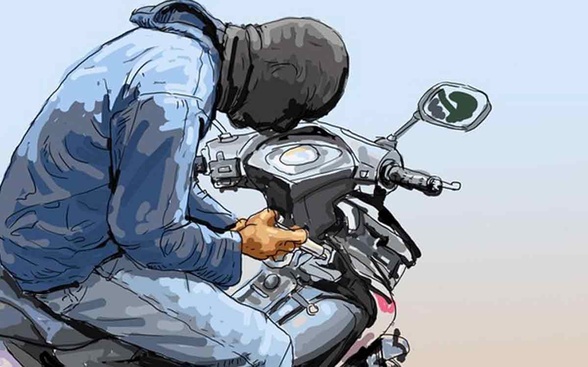 Menggemparkan Denpasar! Desak Sri Tarik Motor Pencuri Hingga Pelaku Tersungkur di Jalan