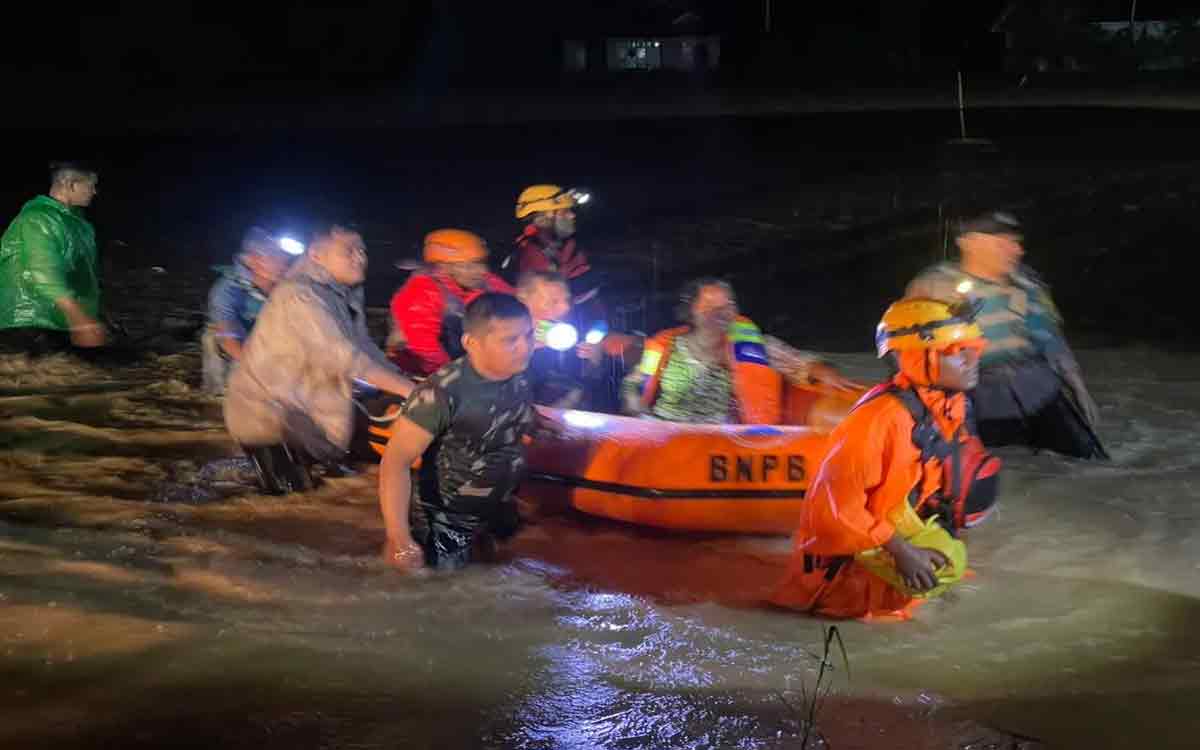 Ngeri! Tanah Datar Dilanda Bencana, 60 Warga Terjebak Akibat Banjir dan Longsor