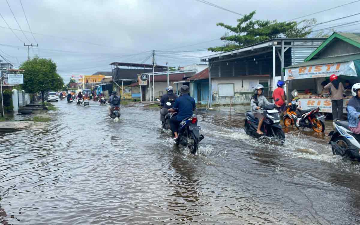 Sampit Masih Dilanda Banjir, Warga MB Ketapang Bertahan di Tengah Genangan Sampit Masih Dilanda Banjir, Warga MB Ketapang Bertahan di Tengah Genangan