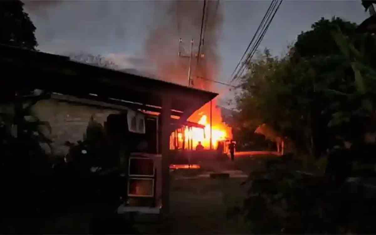 Mencekam! Bentrok di Adonara Flores Kembali Pecah, 9 Rumah Dibakar Dan Bom Rakitan Ditemukan