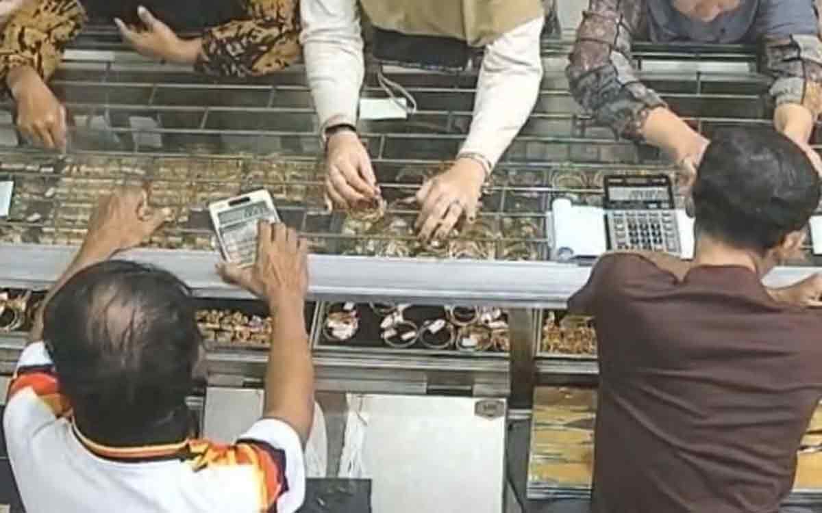 Heboh di Pamekasan! Aksi Emak-Emak Curi Gelang Emas Rp 25 Juta Terekam Kamera