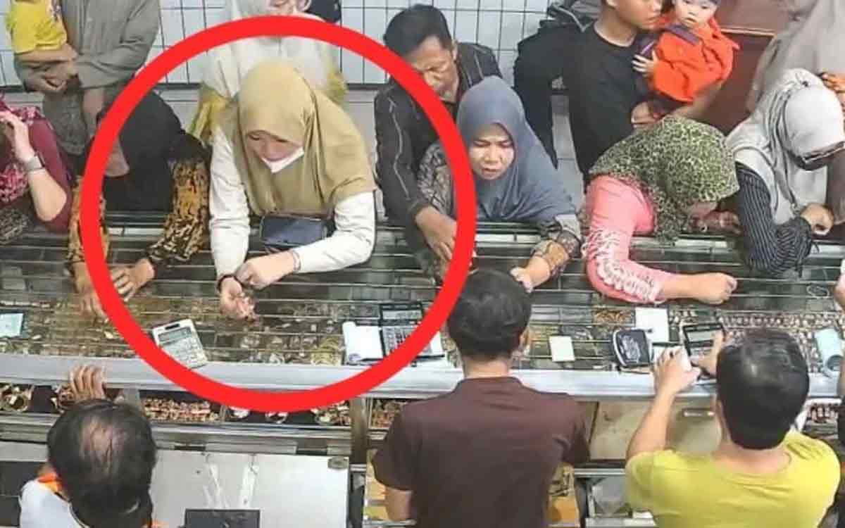 Heboh di Pamekasan! Aksi Emak-Emak Curi Gelang Emas Rp 25 Juta Terekam Kamera