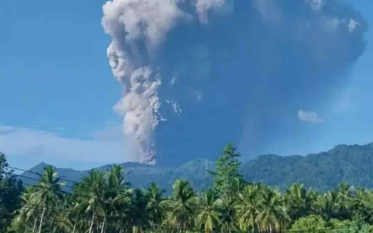 Mencekam! Erupsi Gunung Dukono Berujung Maut, Pendaki Dilaporkan Tewas di Lokasi