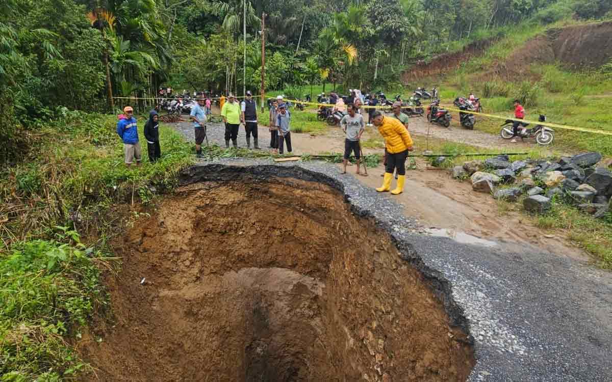 Bencana di Limapuluh Kota: Jalan Ambles dan Longsor Bikin Ribuan Warga Terjebak
