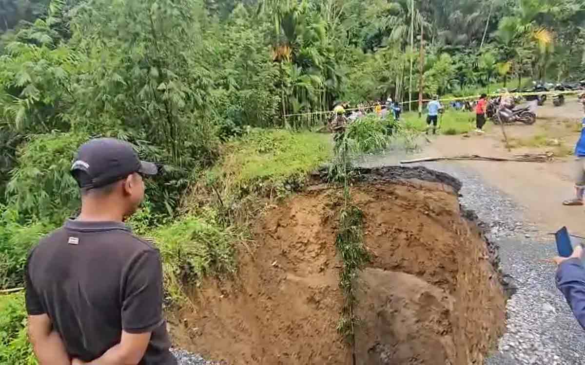 Bencana di Limapuluh Kota: Jalan Ambles dan Longsor Bikin Ribuan Warga Terjebak