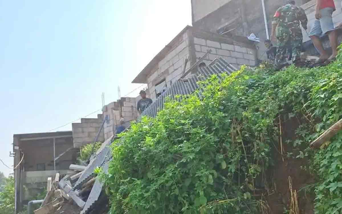 Mencekam! Tanah Longsor Terjang Permukiman di Manyaran Semarang, Warga Panik