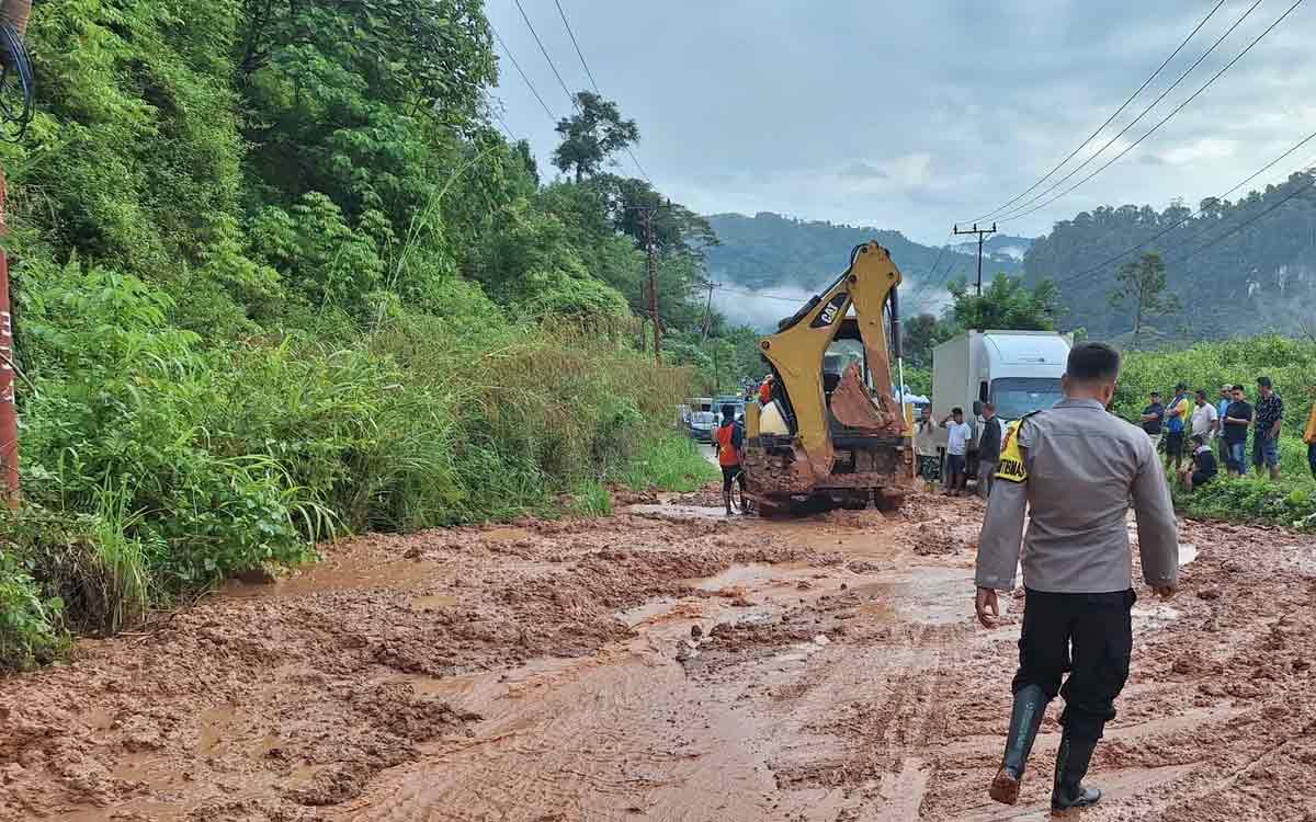 Akses Terganggu! Longsor di Jalur Kerinci–Bangko, Arus Lalu Lintas Buka Tutup