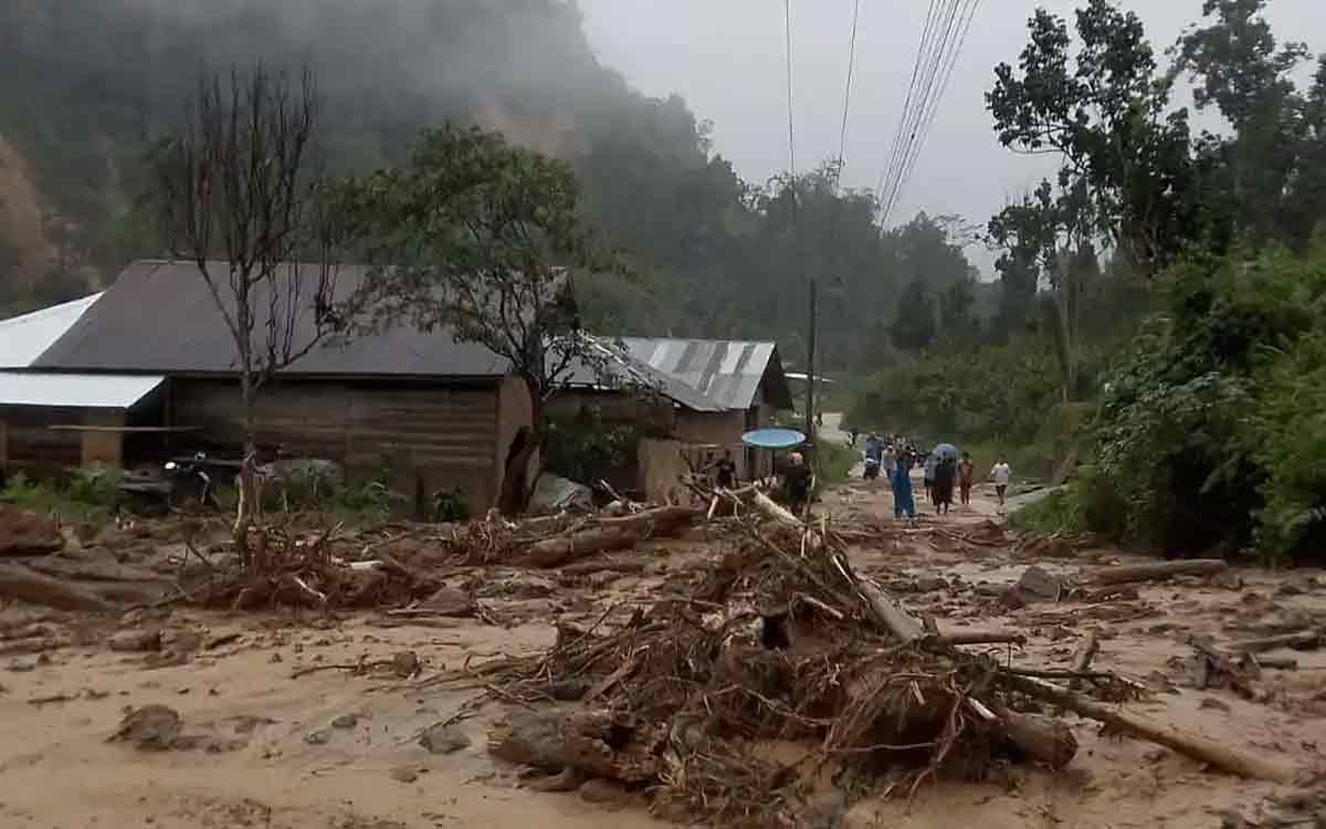 Heboh! Longsor di Matangnga Polman Hancurkan Rumah Warga dan Robohkan Tiang Listrik