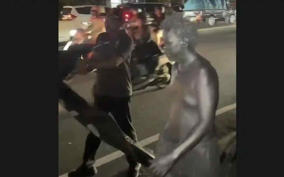 Heboh! Manusia Silver Todong Pisau di Kuta Bali, Warga dan Wisatawan Resah Heboh! Manusia Silver Todong Pisau di Kuta Bali, Warga dan Wisatawan Resah