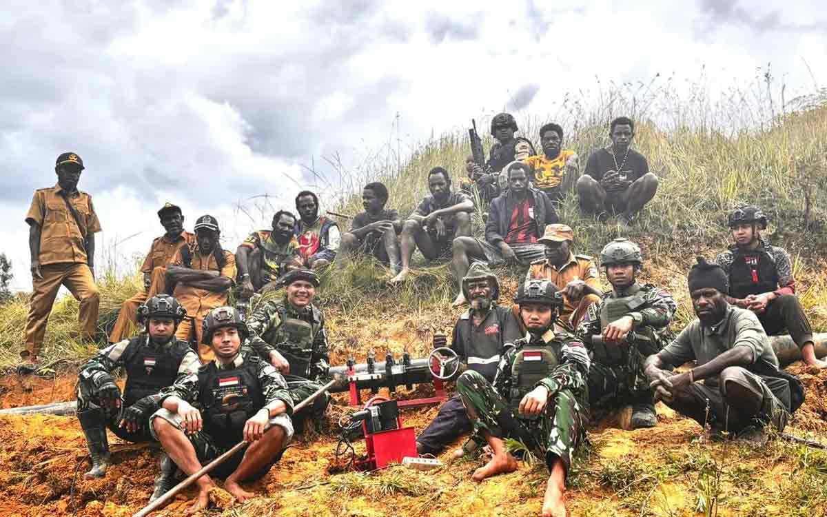 Aksi TNI di Pegunungan! Yonif 511 Turun Tangan Perbaiki Pipa Air Warga Nombome