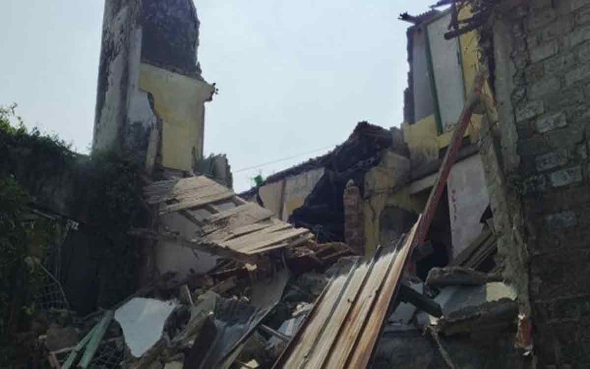 Ambruk Mendadak! Rumah 3 Lantai Pensiunan PNS di Sukabumi Tutupi Akses Jalan