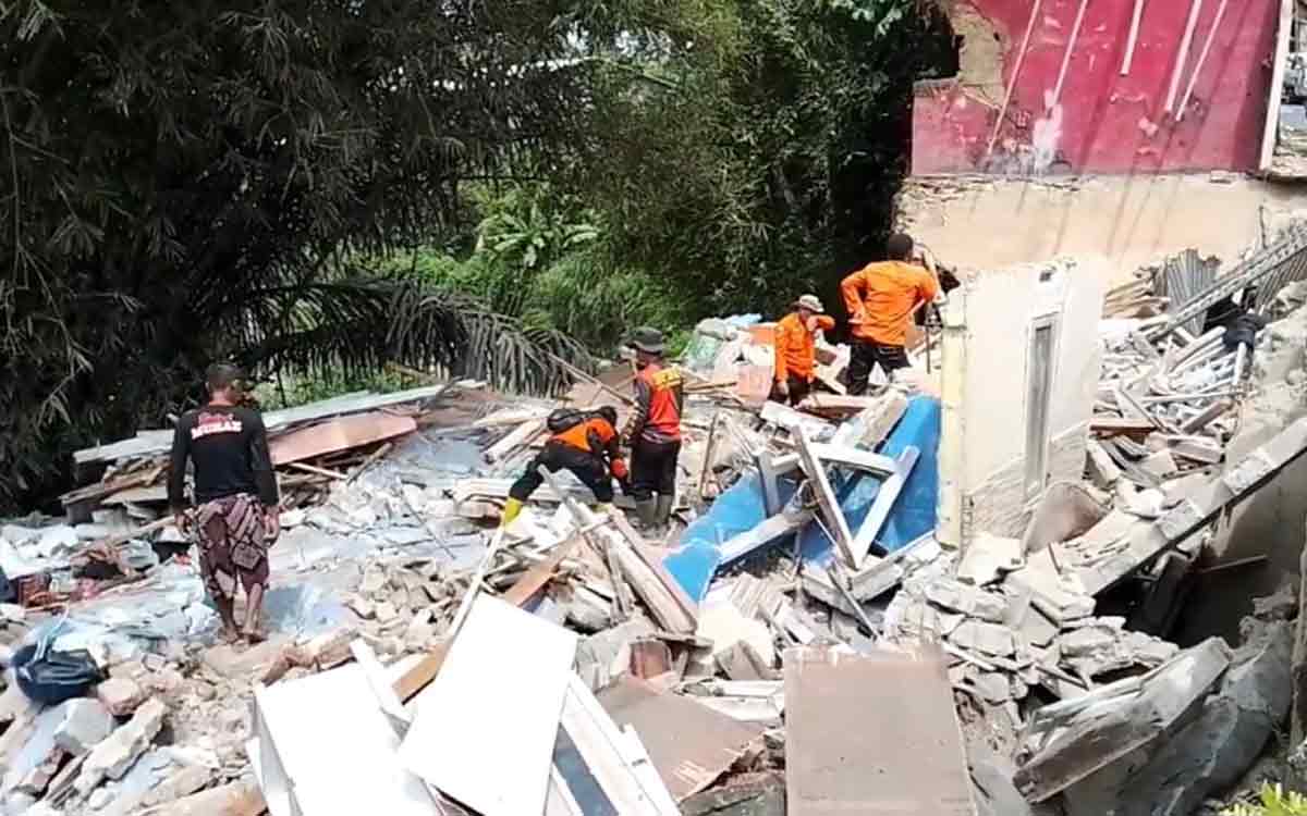 Ambruk Mendadak! Rumah 3 Lantai Pensiunan PNS di Sukabumi Tutupi Akses Jalan