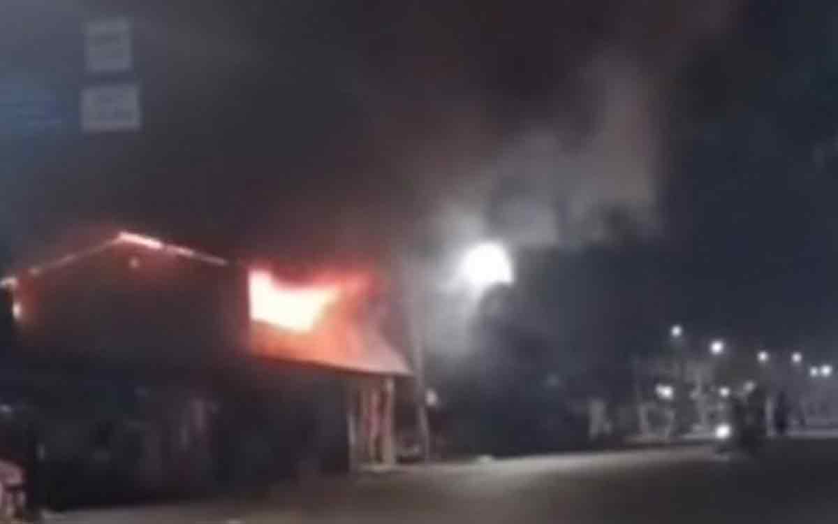 Mencekam! Kelompok Pemuda Tawuran di Medan Bakar Rumah Warga Pakai Bom Molotov