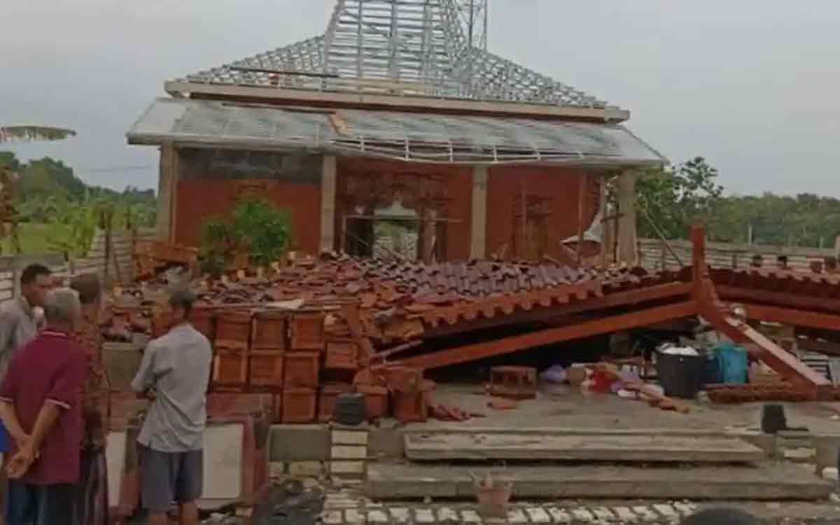 Tragis! Puluhan Rumah di Lamongan Rata Dengan Tanah Usai Diterjang Angin Kencang