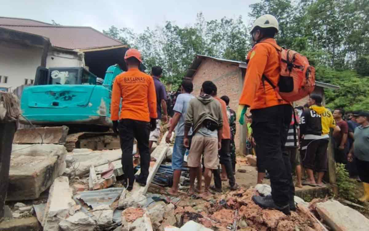 Duka Jambi! Satu Keluarga Tertimbun Longsor, 2 Anak Tewas, Evakuasi Berlangsung Dramatis