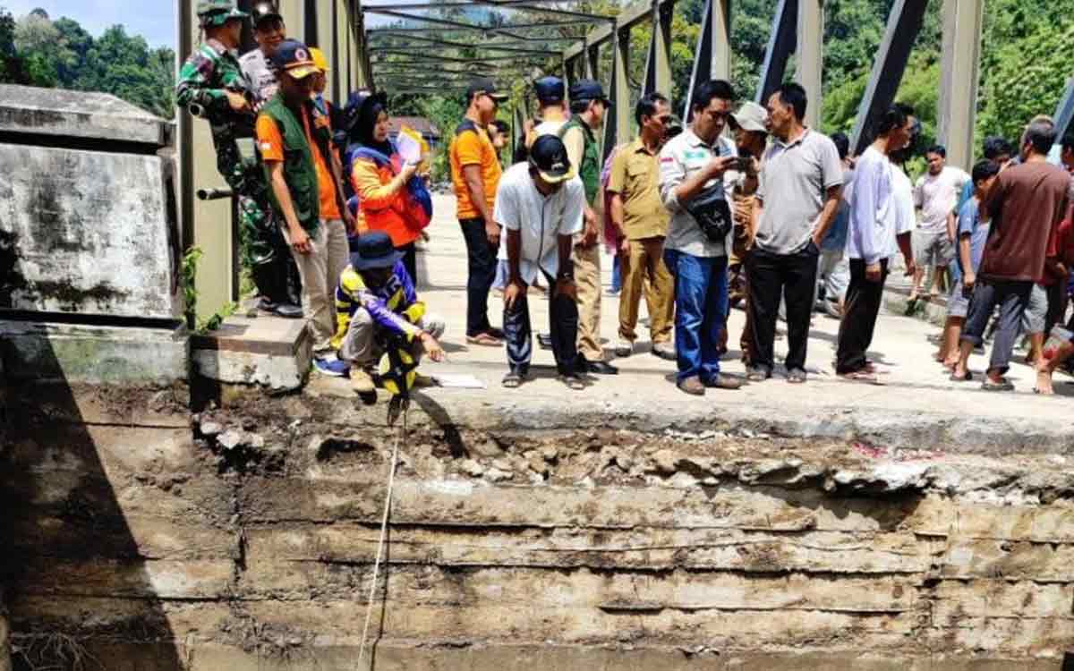 Sungai Teliti Meluap! Jembatan Antar Desa di OKU Selatan Ambruk, Warna Panik