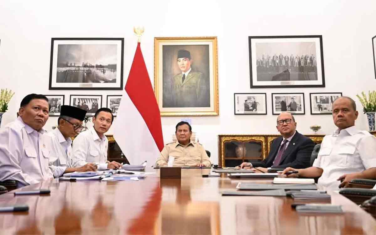 Seskab Teddy Tegaskan Pentingnya Pembangunan Giant Sea Wall di Pantura, Ini Alasannya!