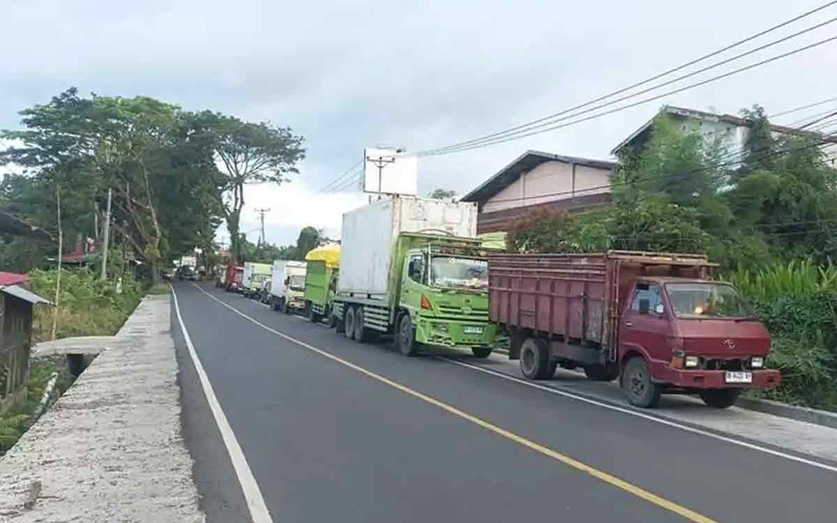 Geger! Solar Langka, Antrean SPBU di Manado dan Minahasa Mengular, Sopir Terpaksa Beli Eceran