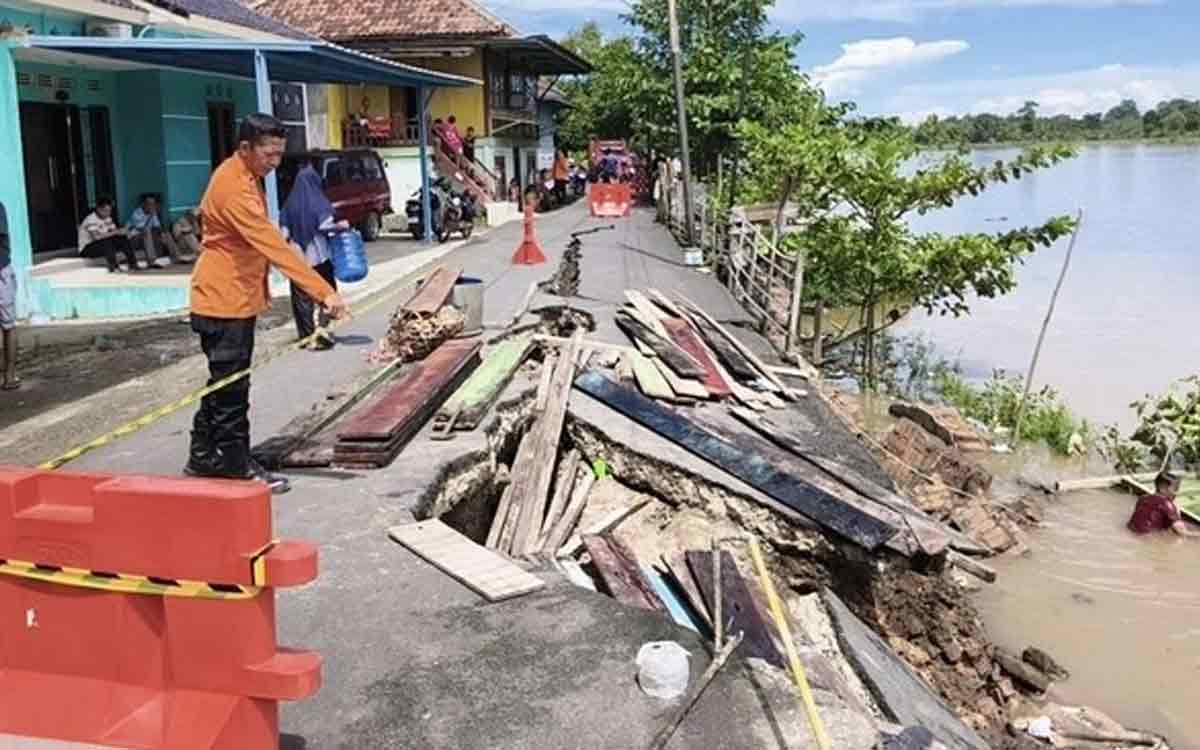 Ngeri! Tebing Sungai Musi Longsor, Warung Ambruk dan Rumah Warga Terancam