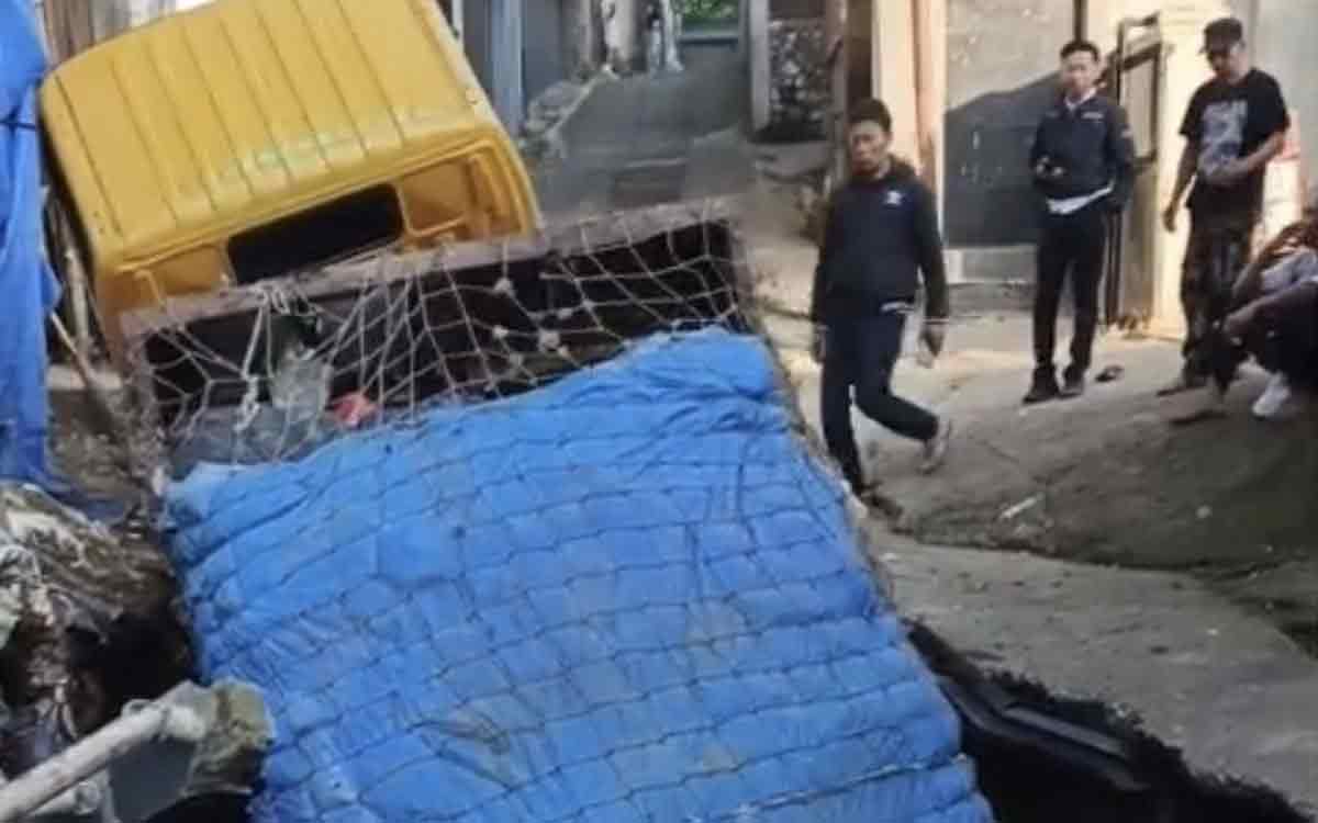 Mencekam! Truk Sampah 2,4 Ton Amblas Bersama Jalan di Bandung Barat Mencekam! Truk Sampah 2,4 Ton Amblas Bersama Jalan di Bandung Barat