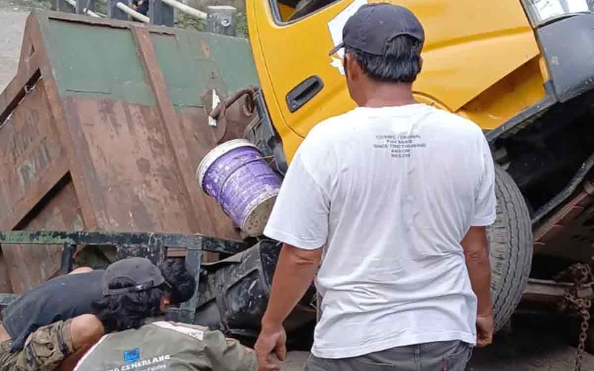Mencekam! Truk Sampah 2,4 Ton Amblas Bersama Jalan di Bandung Barat